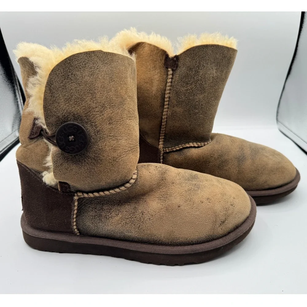 UGG Australia‎ Bailey Button Bomber Boots Chestnut Brown Sheepskin 5838 Mens 8